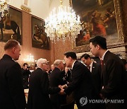 윤석열 대통령, 네덜란드 한국전 참전 용사들과 인사