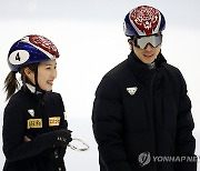 훈련 중 웃음 보이는 김길리-김건우