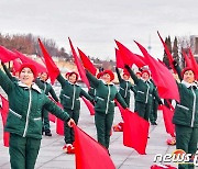 북한 "온 나라 인민들, 혁명적 진군 보폭 힘차게"