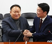 손 맞잡은 이상민·안철수