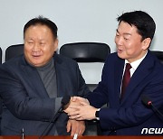 인사 나누는 이상민·안철수