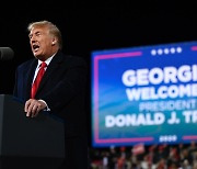 대선불복 트럼프, 조지아州 장관에 “표 다시 계산하라”
