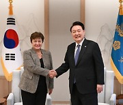 尹 만난 IMF 총재 "한국경제 내년 반등 전망…횡재세 우려"