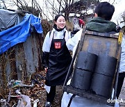 유니클로, 강추위 앞두고 독거노인에 연탄 5000장 기부… 임직원 연탄배달 봉사활동 진행