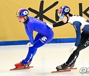 쇼트트랙 황대헌-피에트로 시겔, '500m 예선 마치고 서로를 다독이며' [사진]