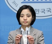 ‘비례대표 사퇴 거부’ 류호정, 정의당 단톡방에서 강퇴 당했다