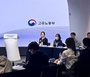 “왜 신청서는 한글 문서만 쓰나요”···‘고용부 청년자문단’의 정책비틀기