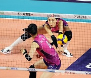 강서브, 받아내는 김연경.