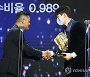 이정후 덕에 이름 알린 이종범…메이저리그에 '부자 MVP'로 소개