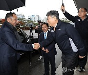 사우디 산업광물자원부 장관과 인사 나누는 곽재선 회장