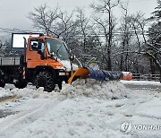 속초시 눈쌓인 도로 제설작업