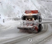 힘겨운 제설 작업