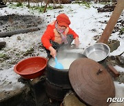 눈비 쏟아져도…‘40년 전통 콩탕’ 만드는 할머니