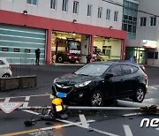 제주 강풍에 가로등 쓰러져 차량 덮쳐…인명피해 없어