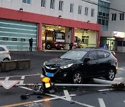 쓰러진 가로등, 승용차 덮쳤다…강풍에 대설 경보 내린 제주