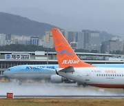 눈·바람에 발 묶인 제주공항…‘강풍·급변풍경보’ 항공기 왕복 16편 결항