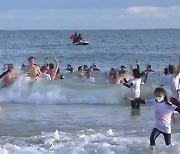 겨울 바다에 ‘풍덩’…북극곰축제 ‘후끈’