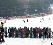 매서운 한파에…스키장·쇼핑몰 '북새통'