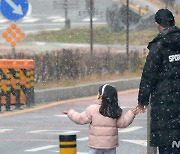 내리는 눈 만져보는 어린이