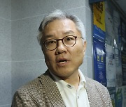 ‘당원권 정지’에도 거친 최강욱의 입…“명품수수는 김건희, 지각출근은 윤석열”