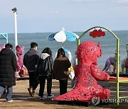 정크아트 구경하는 시민들