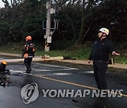 강풍에 넘어진 가로등 맞아 멈춰 선 승용차