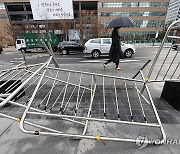 유리창 깨지고 공사장 가림막 넘어지고…서울도 곳곳 강풍 피해