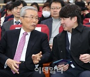 [포토]이야기 나누는 김종인 전 국민의힘 비대위원장-이준석 전 대표