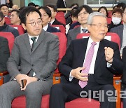 [포토]이야기 나누는 금태섭 새로운선택 공동대표-김종인 전 비대위원장-이준석 전 대표