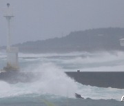 제주 하늘길·뱃길 운항 일부 차질…강풍·풍랑특보