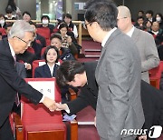 악수 나누는 이준석·김종인