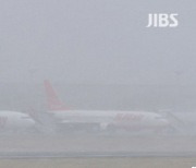 “특보 해제됐지만” 결항 이어지고 지연 100편 육박.. “내일까지 15㎝ 더 내린다”