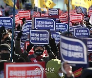 거리에 나온 의사들 “의대 증원 반대”…국민 다수 “지지 안 해” 싸늘