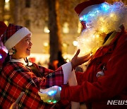 인사 나누는 '산타 스케이트' 참가자들