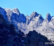 [뉴시스 앵글] 가야산국립공원 봉우리마다 흰눈 '장관'