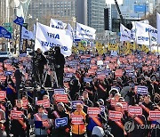 구호 외치는 의사들