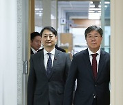 인사발표 입장하는 안덕근 산자부 장관 후보자와 김대기 비서실장