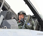 KF-16 탑승한 이영수 공군참모총장