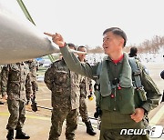 KF-16 기체 점검하는 이영수 공군참모총장