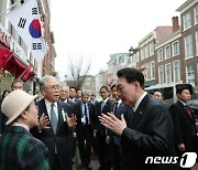 헤이그 이준 열사 기념관 찾은 윤 대통령