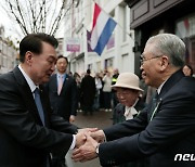 이기항 원장과 악수하는 윤 대통령