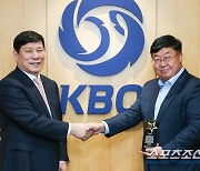 28년 동행 확정. KBO 2027년까지 포카리스웨트 공식 음료 스폰서십 계약. 동아오츠카 박철호 대표에게 감사패 전달