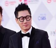 지석진, '런닝맨' 등 활동 중단 "치료와 휴식 필요"