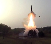 北, 동해 상으로 대륙간탄도미사일 1발 고각 발사...1,000km 비행