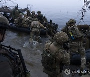 [외신사진 속 이슈人] "드니프로강 도하는 자살 임무" 좌절감 폭발 우크라 해병대원들