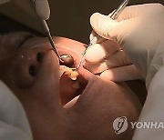 "살릴 수 있는 치아도 뽑아버려"..임플란트 경고한 현직 치과의사