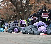 [사설] 이태원 유족을 이 한파에 맨땅에 엎드리게까지 하나