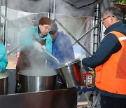 Hana Bank, Myeong-dong merchants assist Seoul soup kitchen