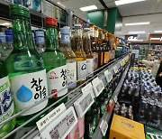 Korean liquor giants to slash soju prices in 2024