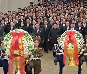 김정은, 김정일 12주기 참배… 北 ICBM 위협에 美 핵잠수함 부산 입항